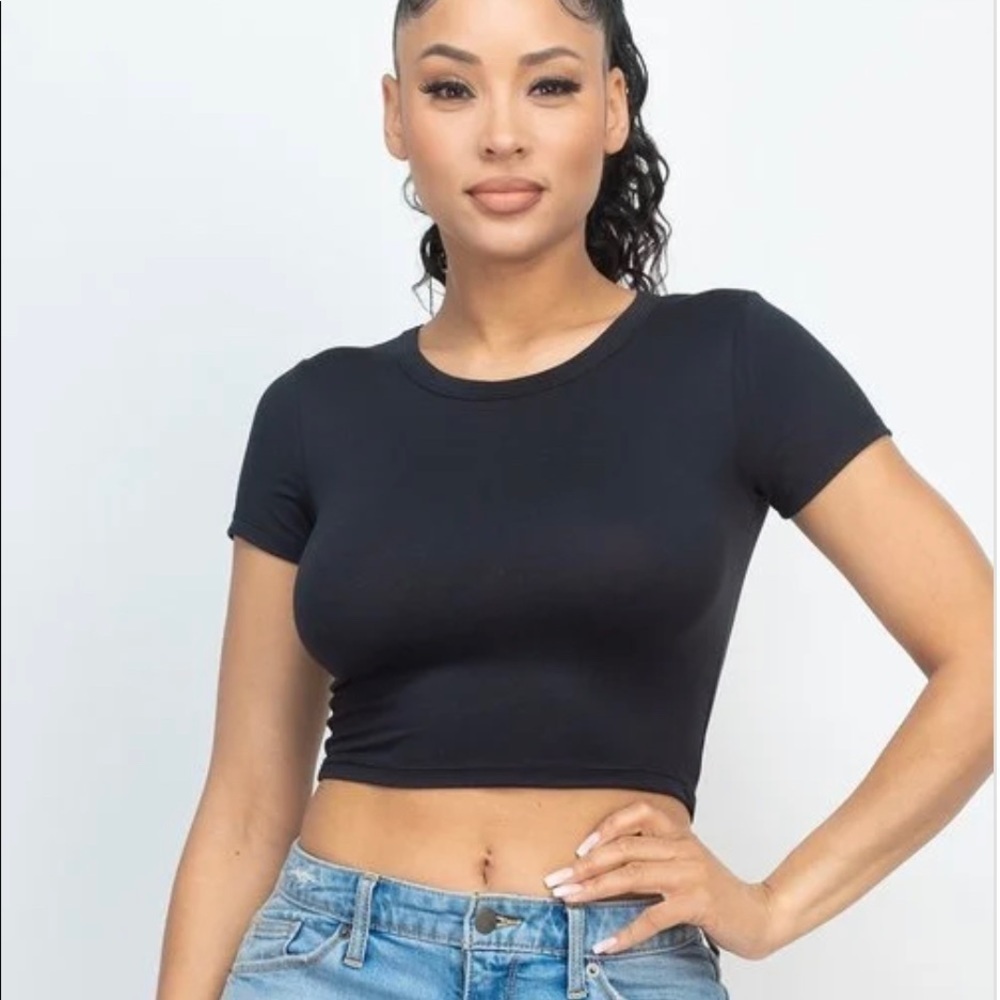 Women Black Casual Basic Cap Sleeve Slim Fitted Round Neck Crop Tee